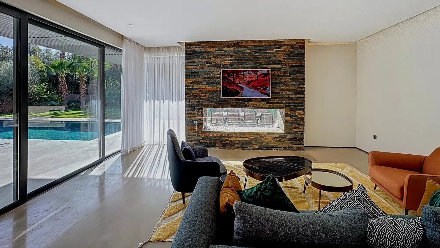 Contemporary villa on the golf course