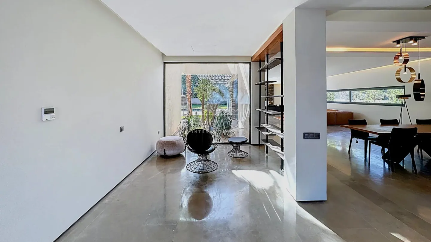 Contemporary villa on the golf course