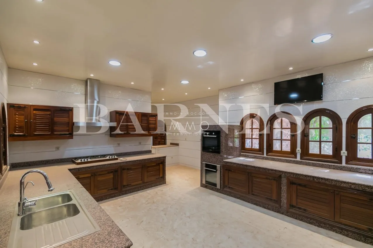 Beautiful villa in the palmeraie bab atlas nestled in a green oasis for sale.