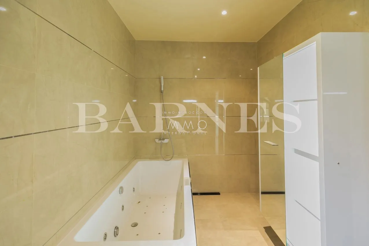 Beautiful villa in the palmeraie bab atlas nestled in a green oasis for sale.