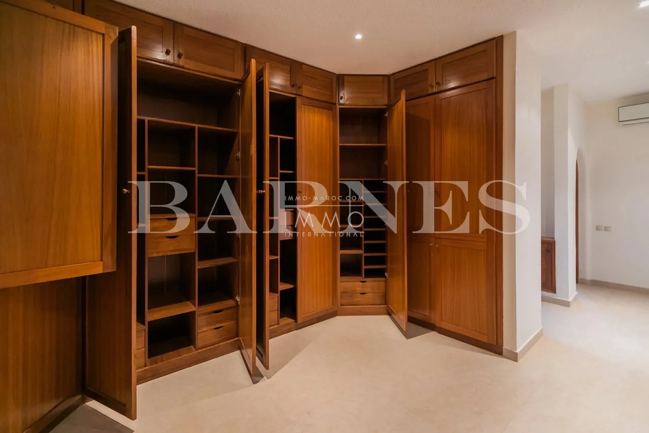 Beautiful villa in the palmeraie bab atlas nestled in a green oasis for sale.