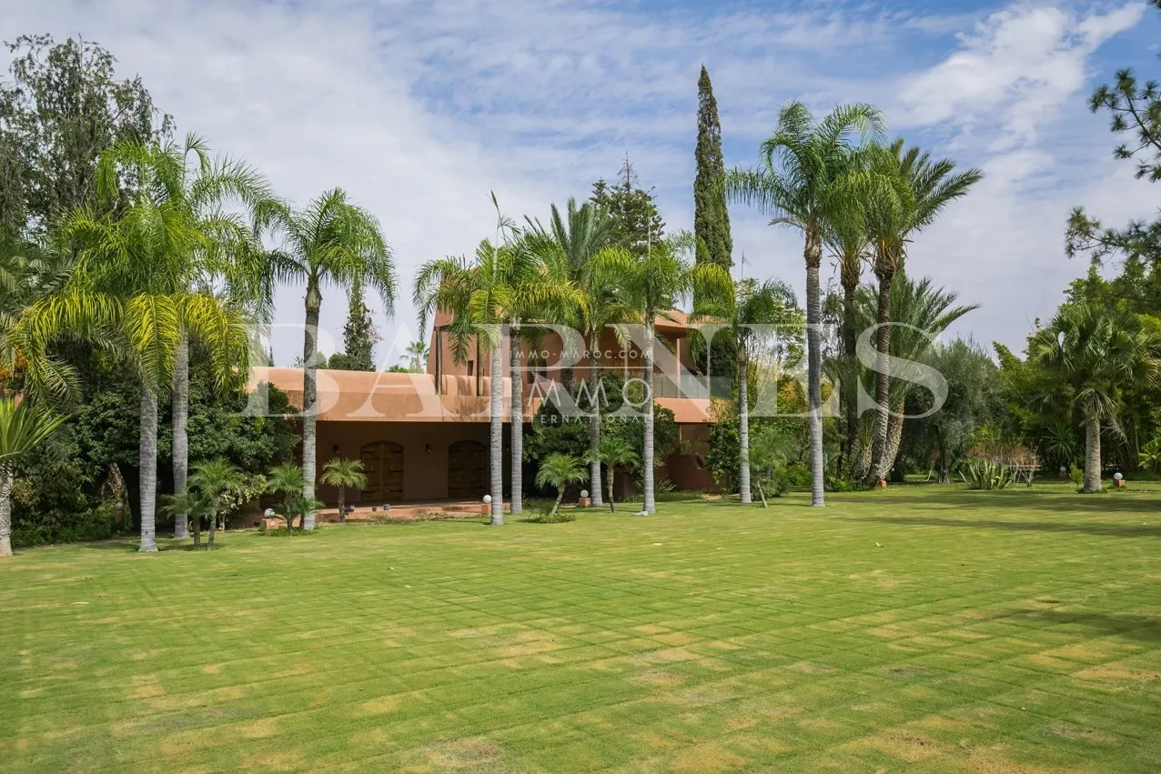 Beautiful villa in the palmeraie bab atlas nestled in a green oasis for sale.