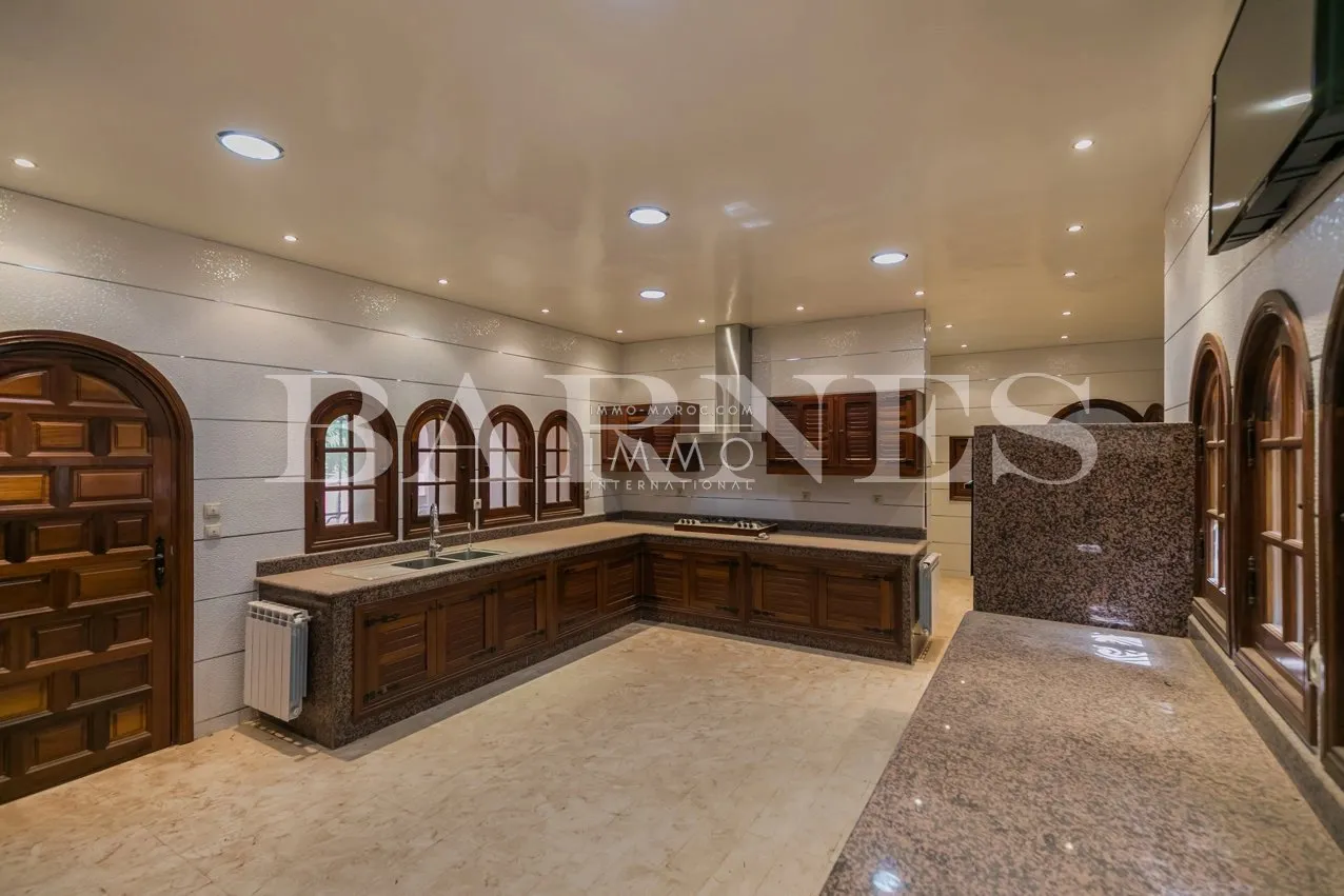 Beautiful villa in the palmeraie bab atlas nestled in a green oasis for sale.