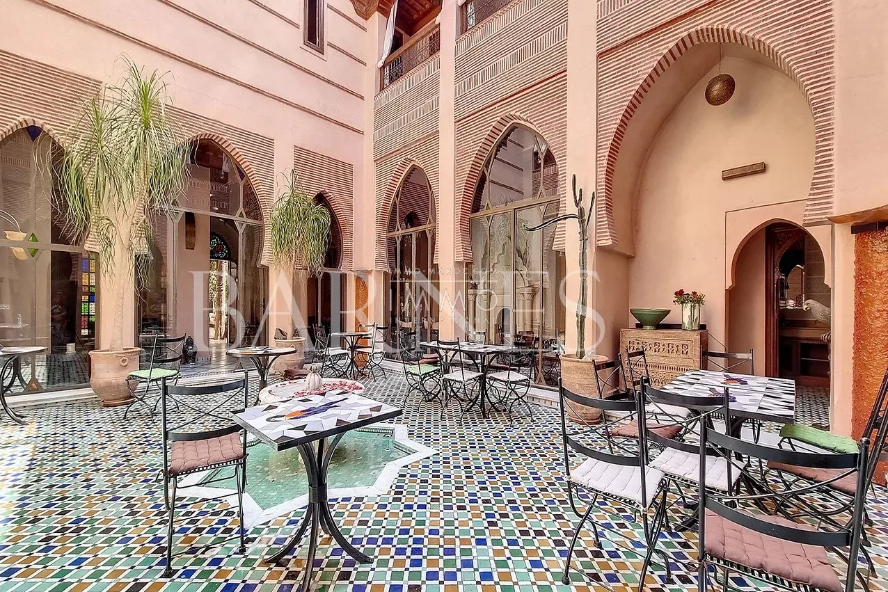 Sale of a guesthouse with 18 rooms located in a charming neighborhood of the medina in marrakech.
