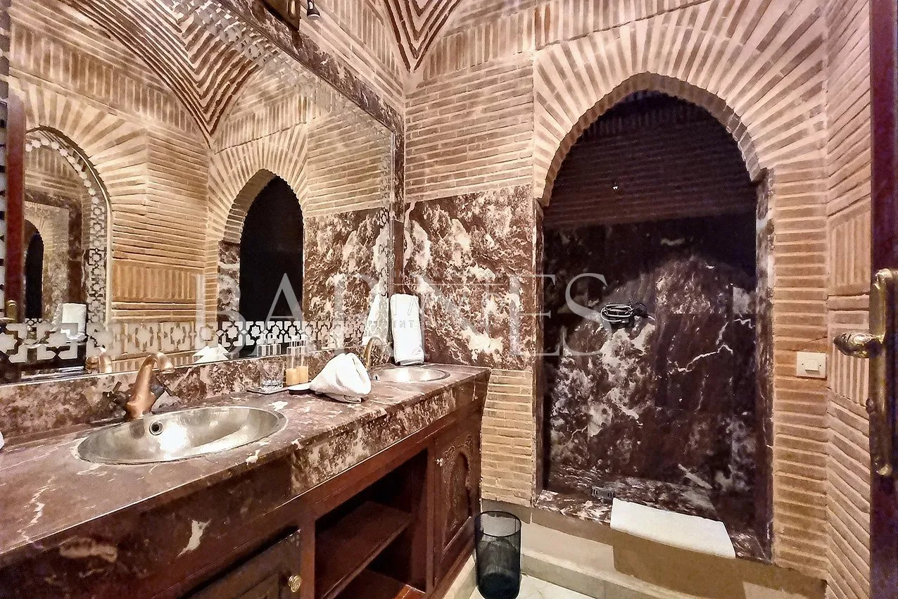 Sale of a guesthouse with 18 rooms located in a charming neighborhood of the medina in marrakech.