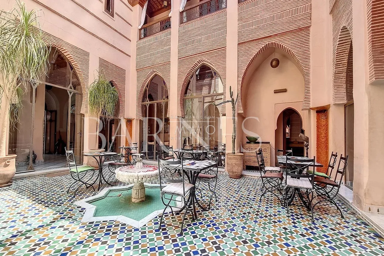 Sale of a guesthouse with 18 rooms located in a charming neighborhood of the medina in marrakech.