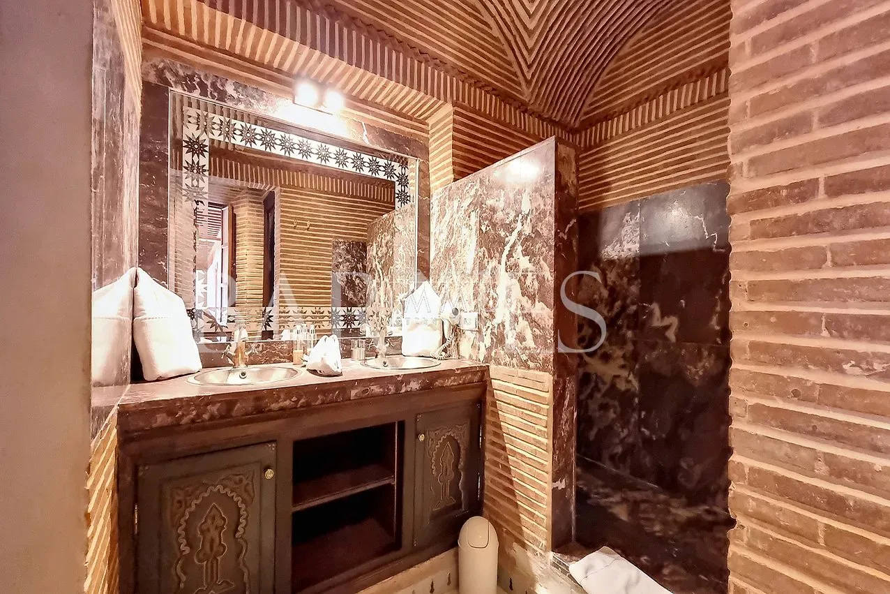 Sale of a guesthouse with 18 rooms located in a charming neighborhood of the medina in marrakech.