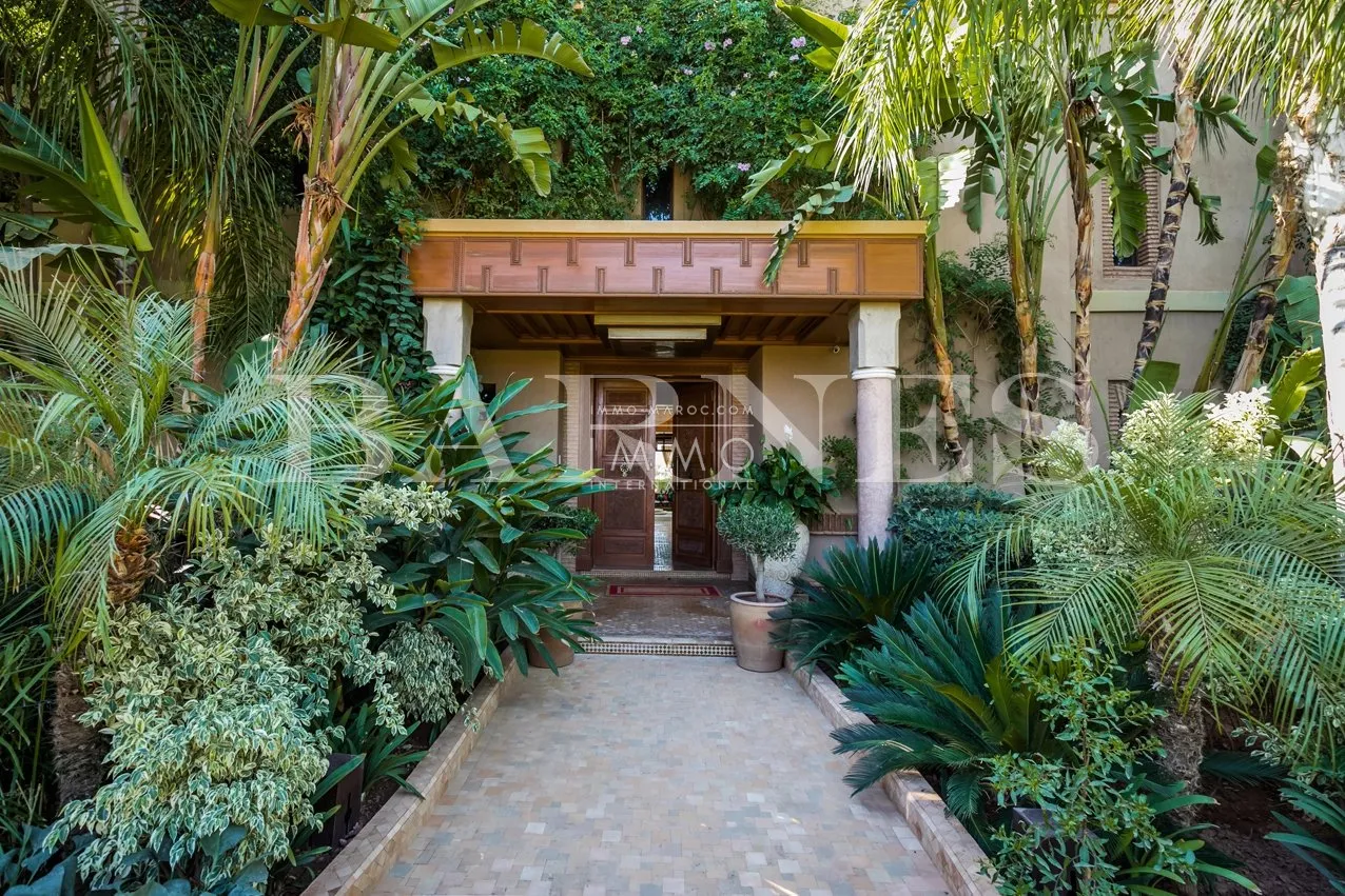 Unique property on the front line of the golf course!