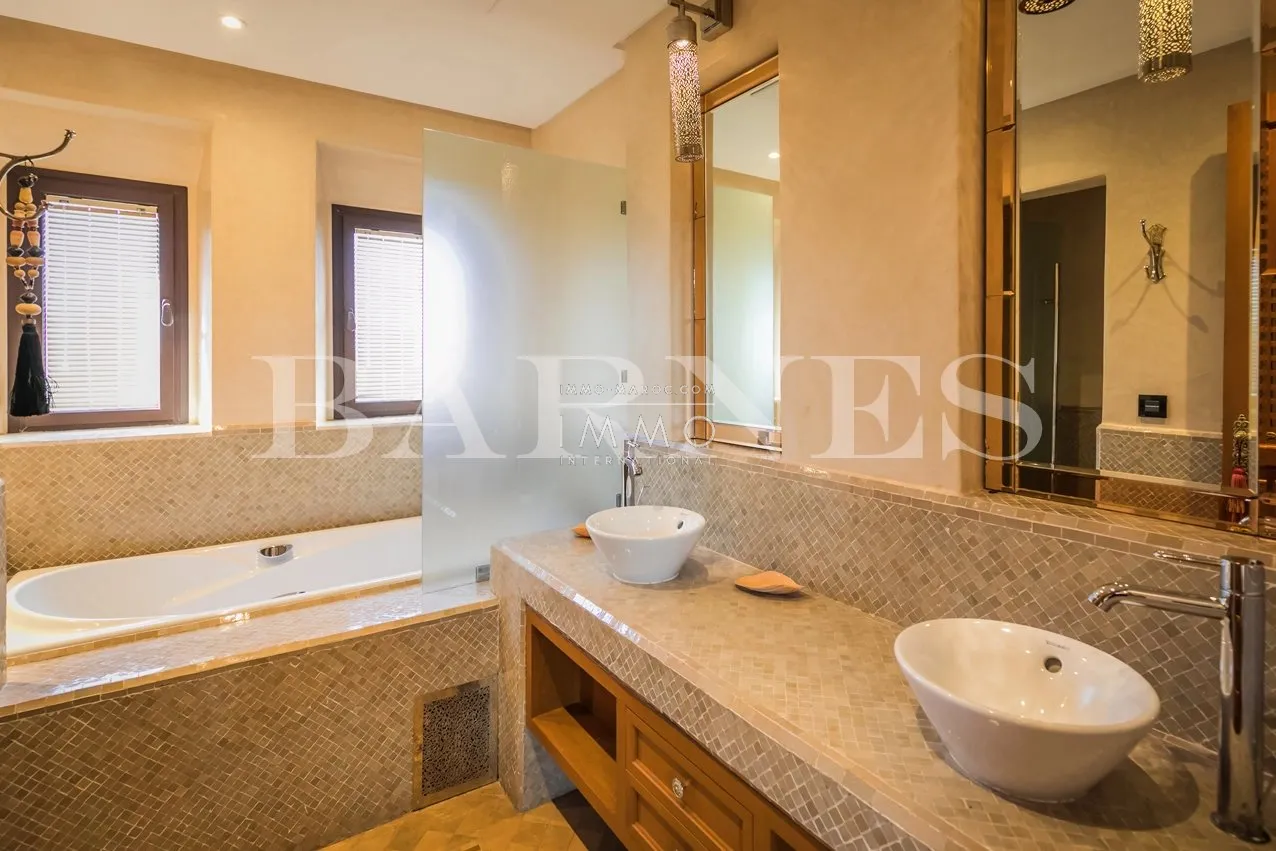 Unique property on the front line of the golf course!