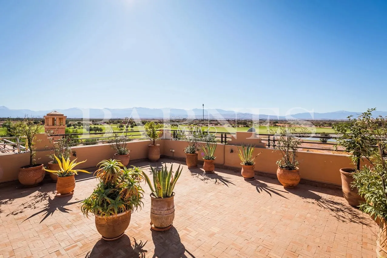 Unique property on the front line of the golf course!