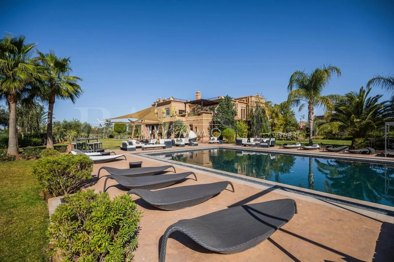 Unique property on the front line of the golf course!