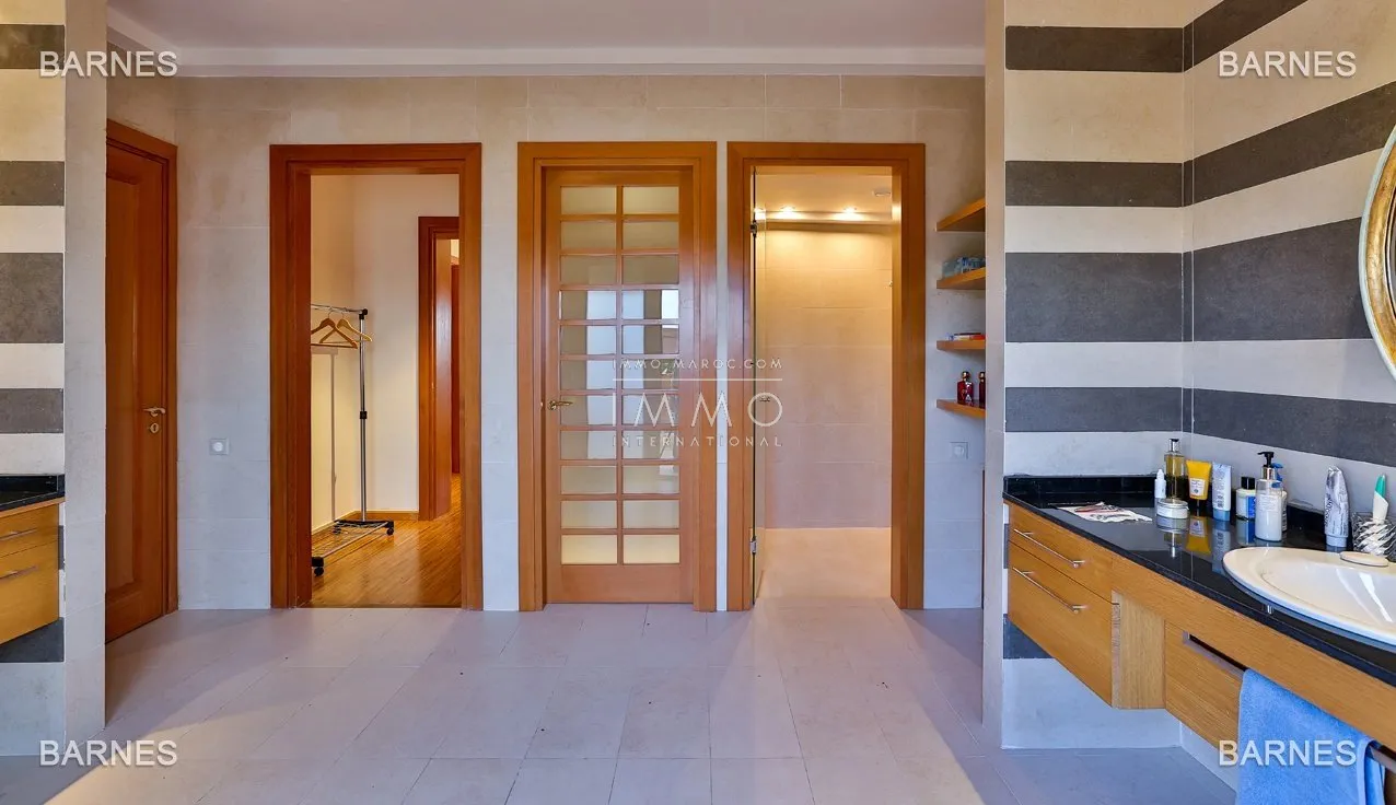 Villa on golf with exceptional finishes , very high quality materials , lift ....