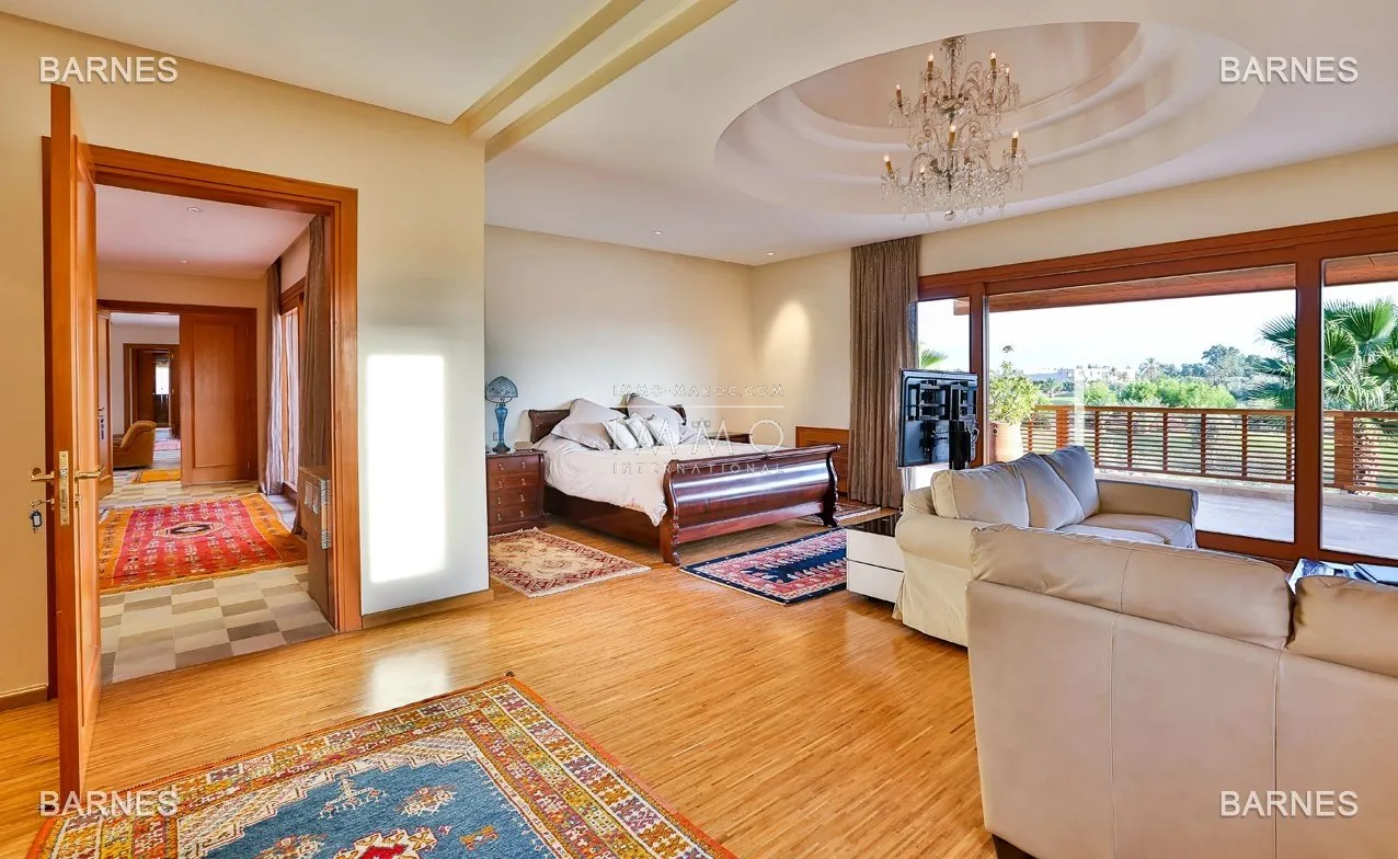 Villa on golf with exceptional finishes , very high quality materials , lift ....