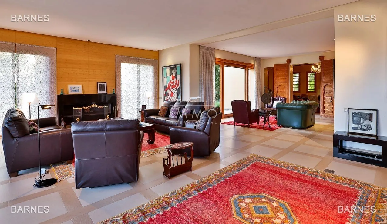 Villa on golf with exceptional finishes , very high quality materials , lift ....