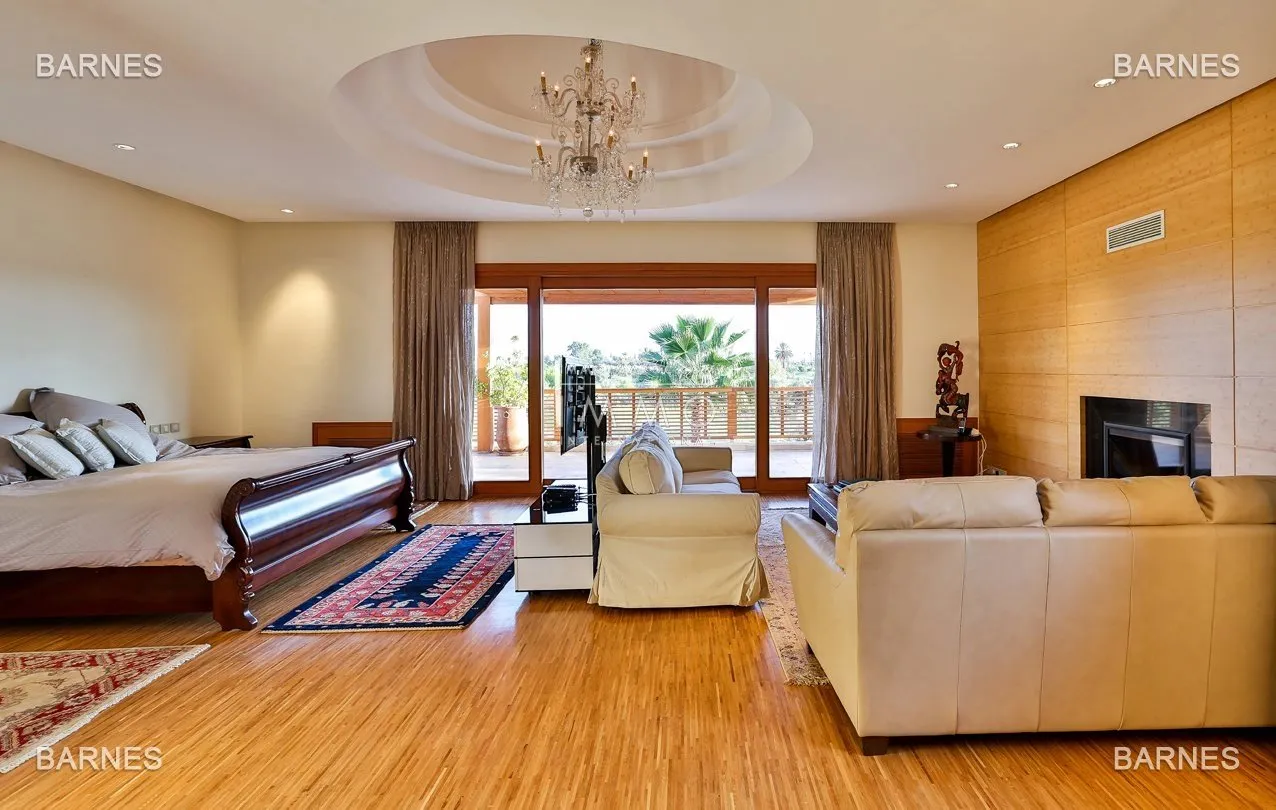 Villa on golf with exceptional finishes , very high quality materials , lift ....