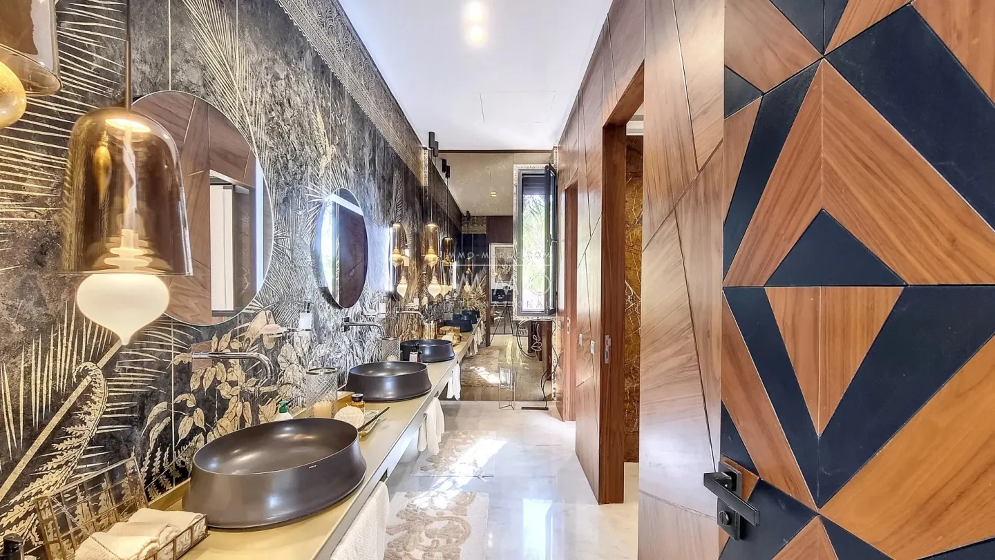 "superb villa located on the first line of the golf course."