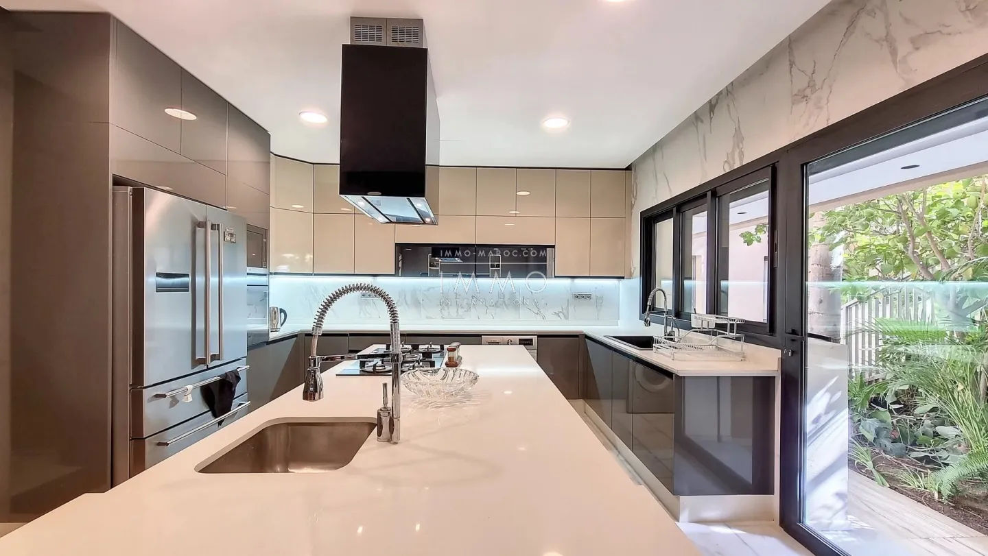 "superb villa located on the first line of the golf course."