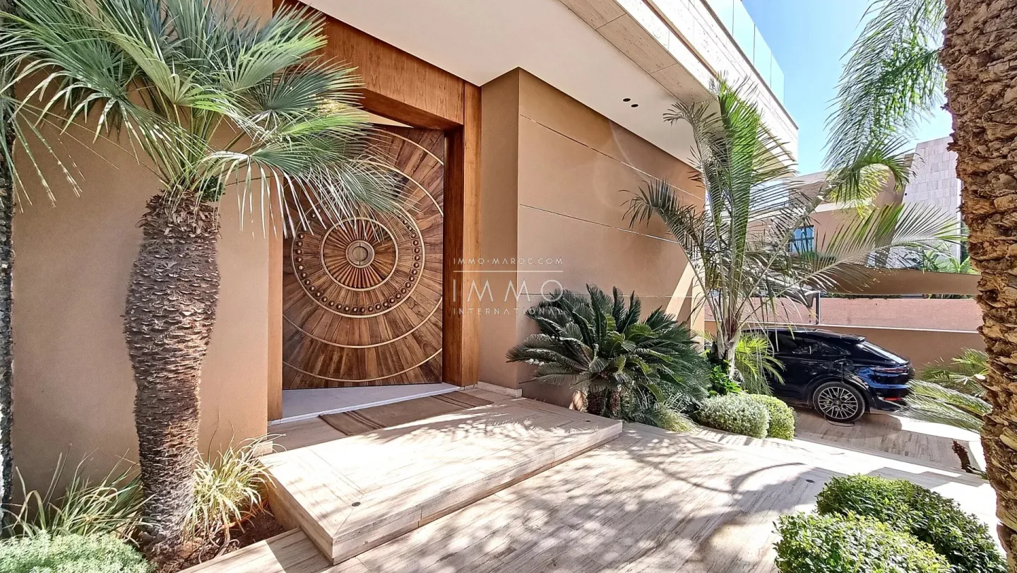 "superb villa located on the first line of the golf course."