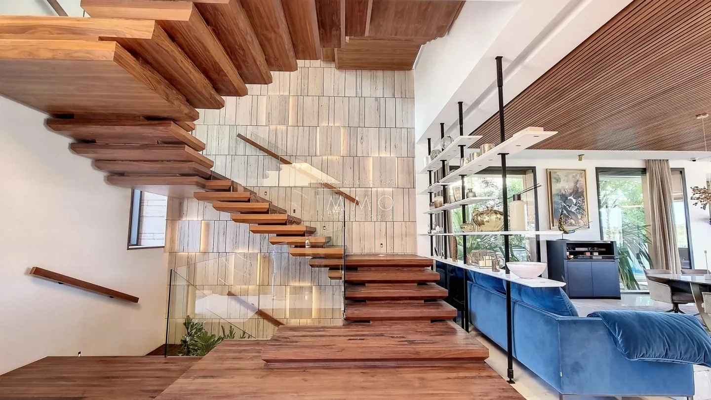 "superb villa located on the first line of the golf course."