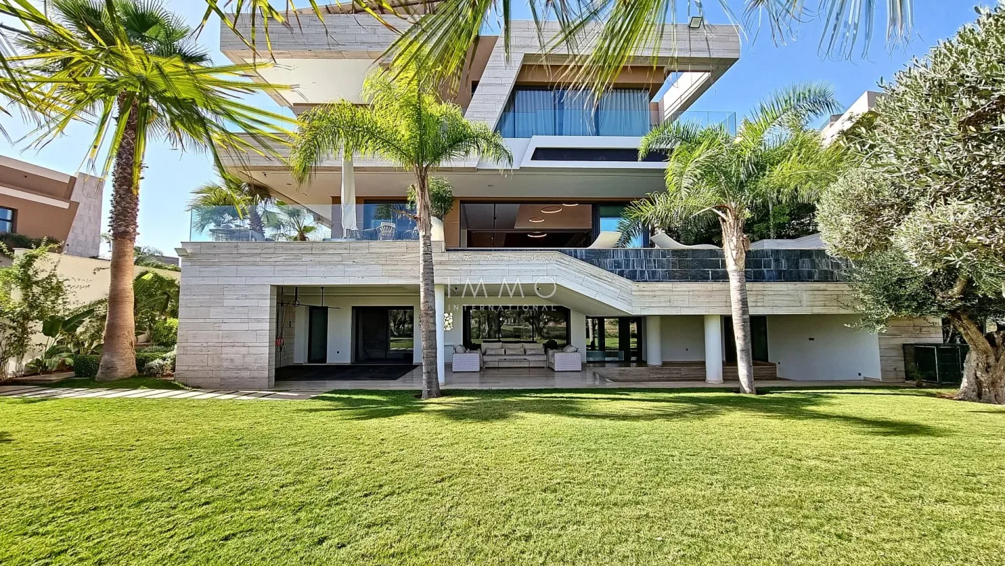 "superb villa located on the first line of the golf course."