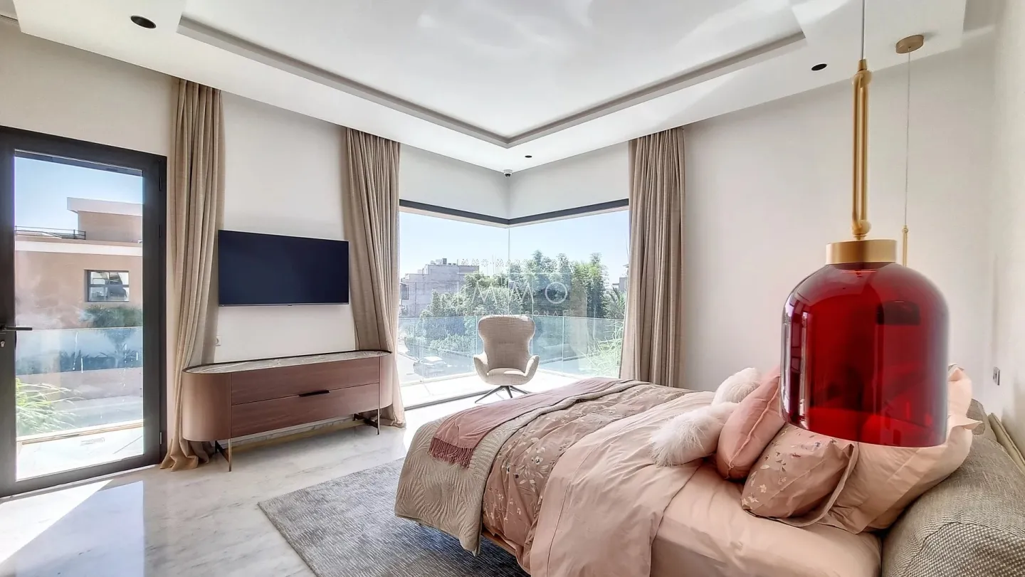 "superb villa located on the first line of the golf course."