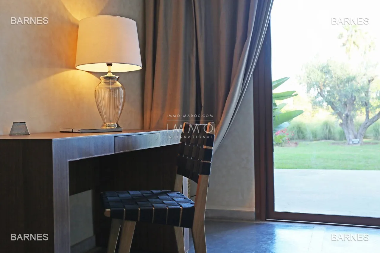 Villa 10 minutes from downtown on a plot of 15 000 m² including 1500 m² of built area ... on the ground floor , entrance hall with arabo -andalusian fountain, guest cloakroom , living room, movie...