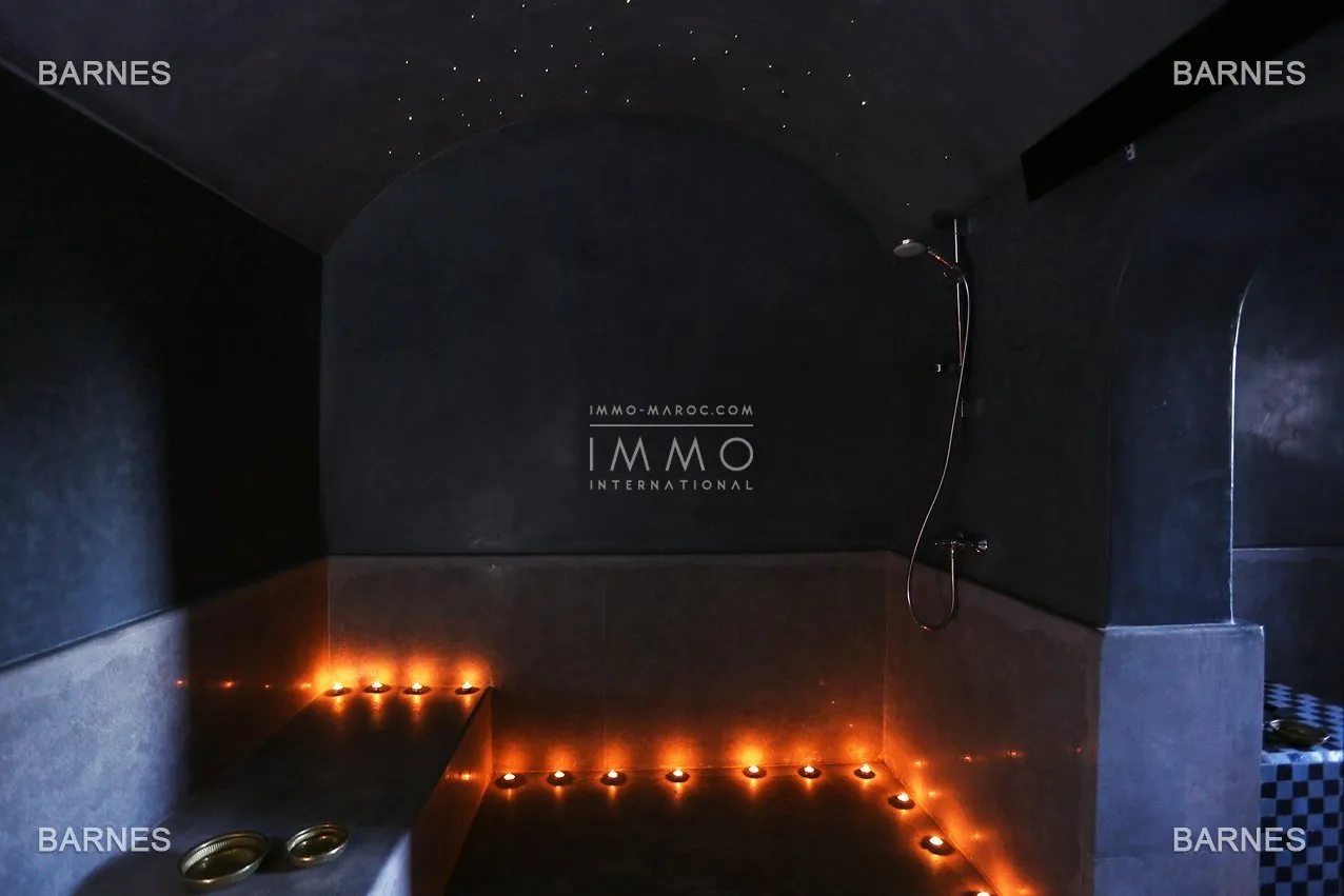 Villa 10 minutes from downtown on a plot of 15 000 m² including 1500 m² of built area ... on the ground floor , entrance hall with arabo -andalusian fountain, guest cloakroom , living room, movie...