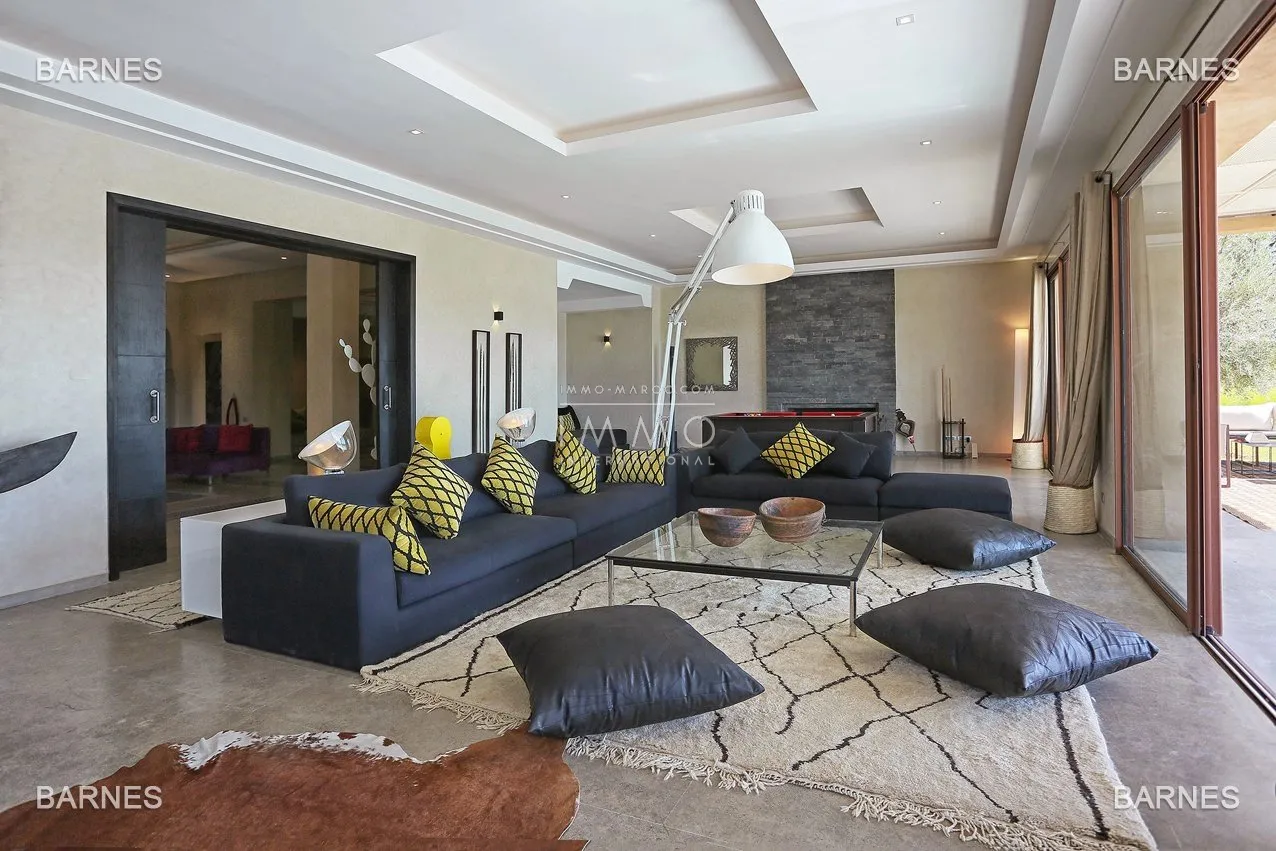 Villa 10 minutes from downtown on a plot of 15 000 m² including 1500 m² of built area ... on the ground floor , entrance hall with arabo -andalusian fountain, guest cloakroom , living room, movie...