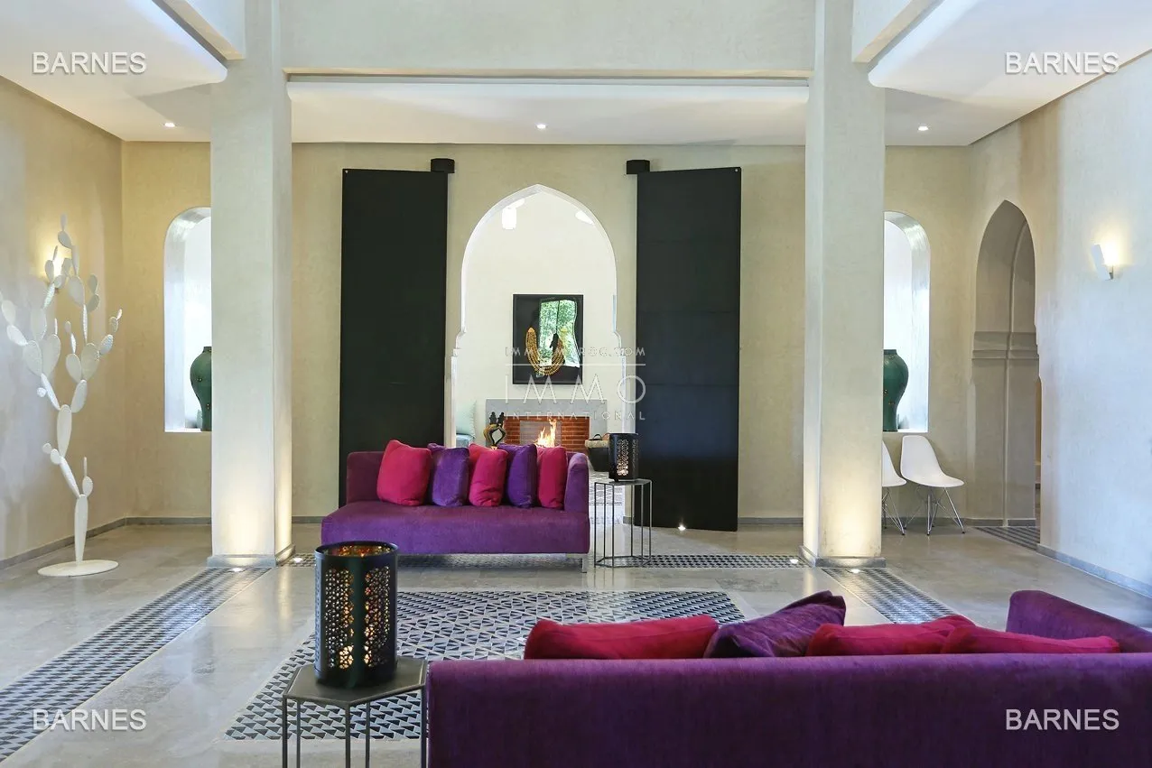 Villa 10 minutes from downtown on a plot of 15 000 m² including 1500 m² of built area ... on the ground floor , entrance hall with arabo -andalusian fountain, guest cloakroom , living room, movie...