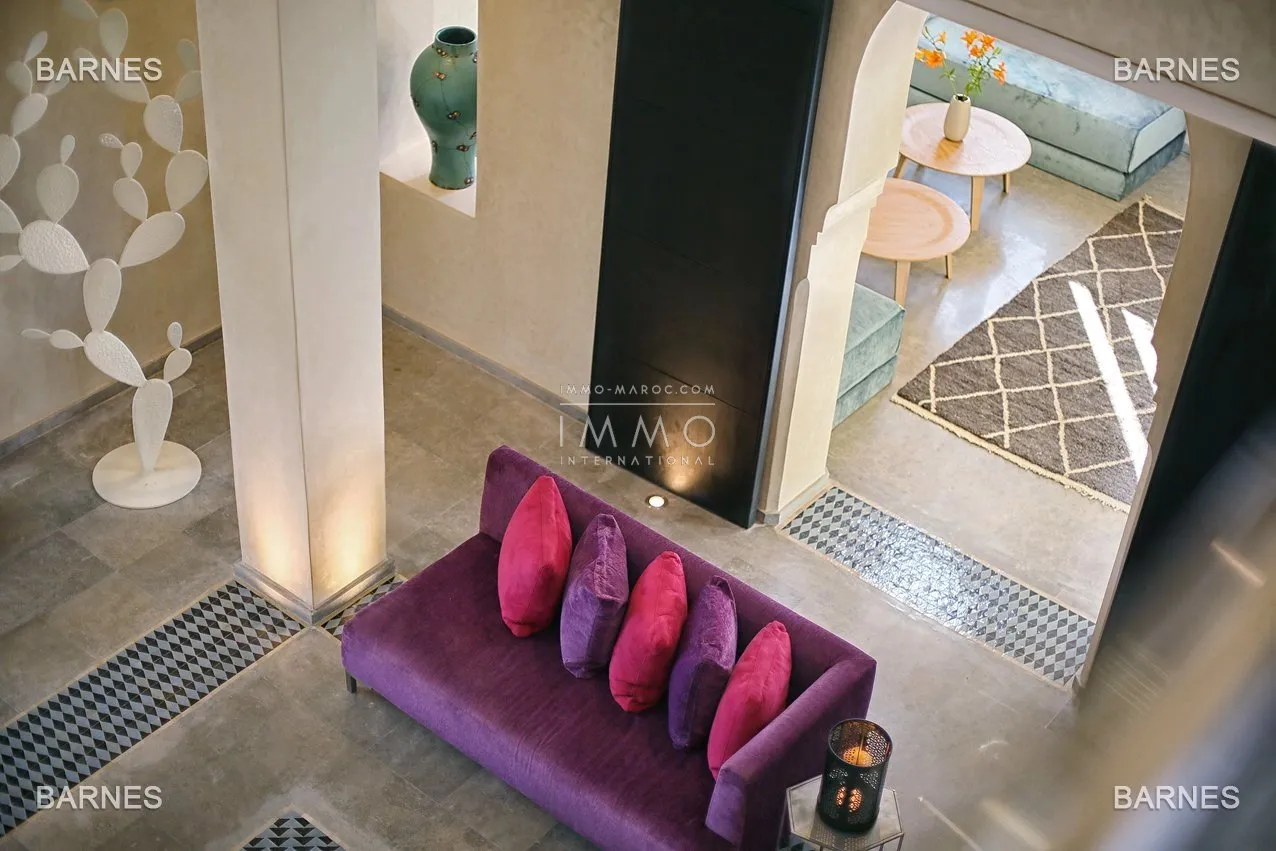 Villa 10 minutes from downtown on a plot of 15 000 m² including 1500 m² of built area ... on the ground floor , entrance hall with arabo -andalusian fountain, guest cloakroom , living room, movie...