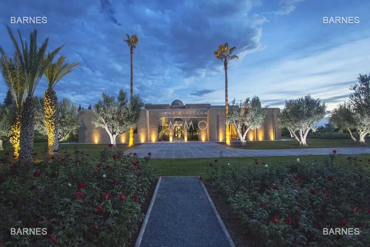 Villa 10 minutes from downtown on a plot of 15 000 m² including 1500 m² of built area ... on the ground floor , entrance hall with arabo -andalusian fountain, guest cloakroom , living room, movie...