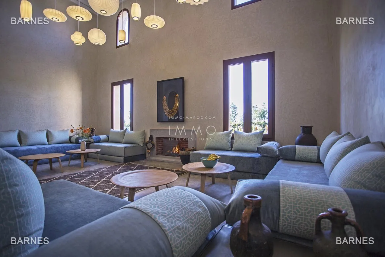 Villa 10 minutes from downtown on a plot of 15 000 m² including 1500 m² of built area ... on the ground floor , entrance hall with arabo -andalusian fountain, guest cloakroom , living room, movie...