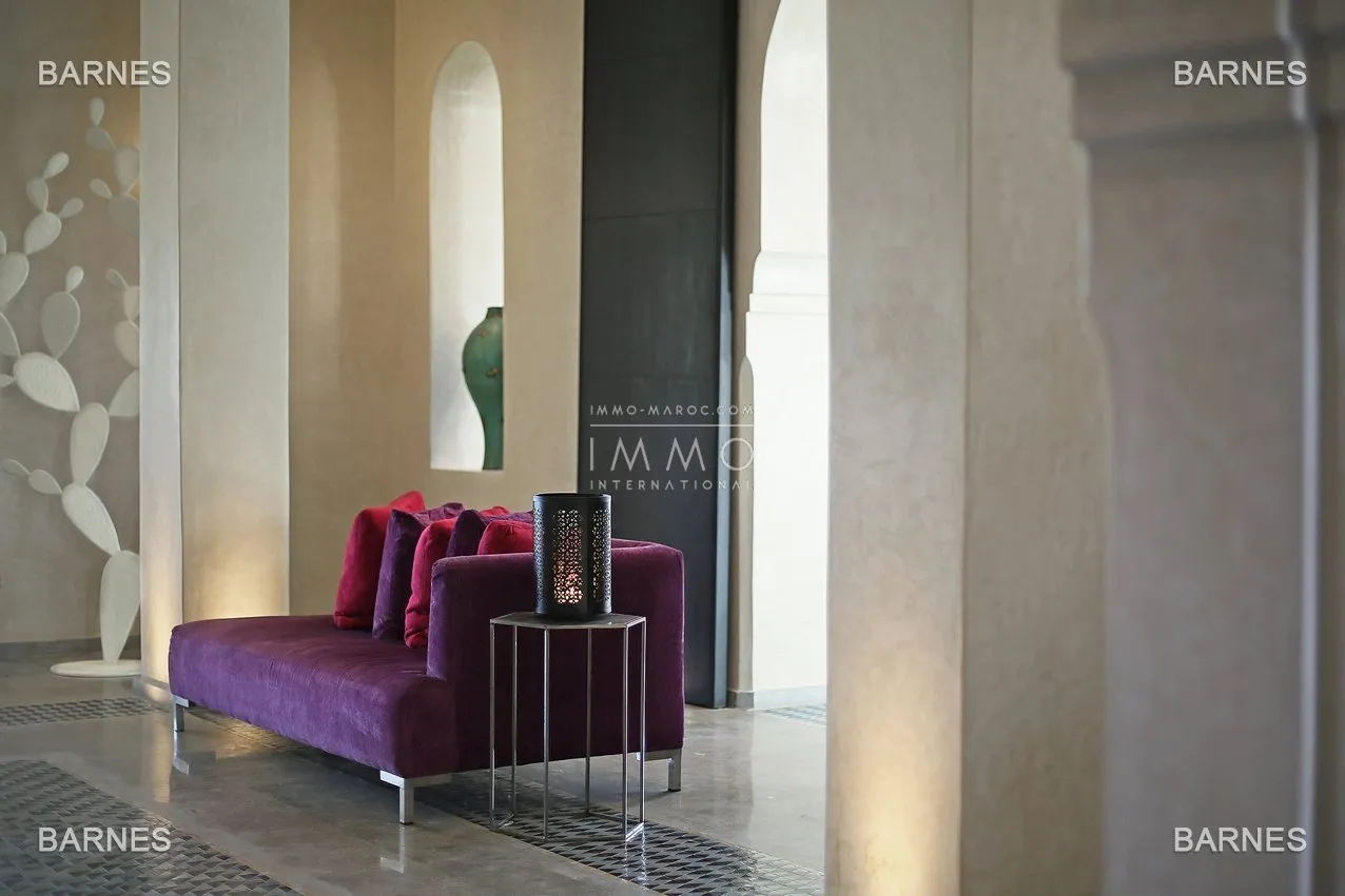 Villa 10 minutes from downtown on a plot of 15 000 m² including 1500 m² of built area ... on the ground floor , entrance hall with arabo -andalusian fountain, guest cloakroom , living room, movie...