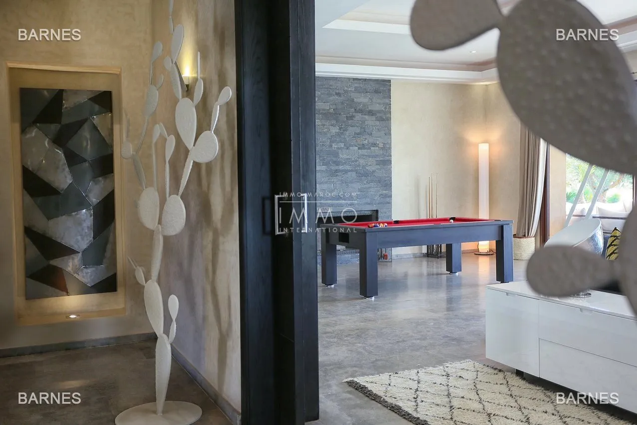 Villa 10 minutes from downtown on a plot of 15 000 m² including 1500 m² of built area ... on the ground floor , entrance hall with arabo -andalusian fountain, guest cloakroom , living room, movie...