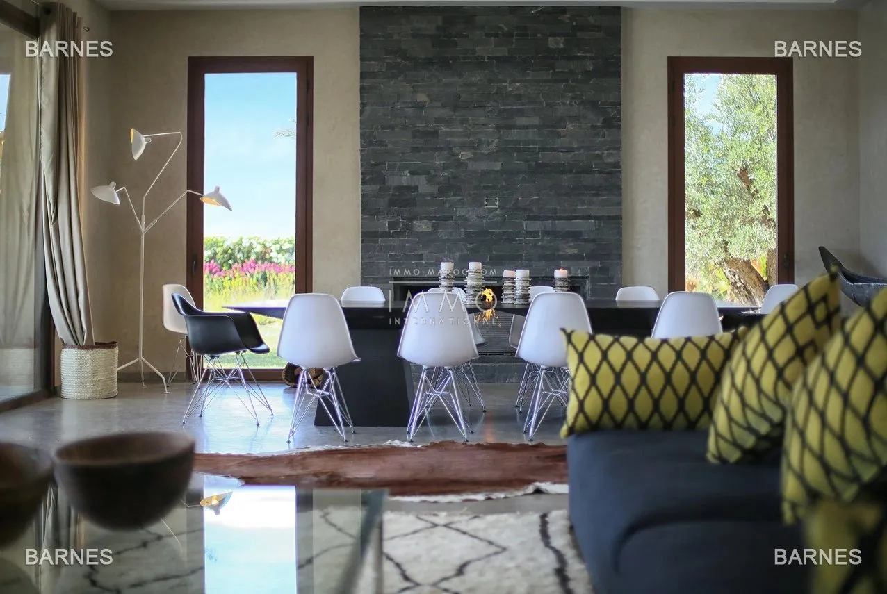 Villa 10 minutes from downtown on a plot of 15 000 m² including 1500 m² of built area ... on the ground floor , entrance hall with arabo -andalusian fountain, guest cloakroom , living room, movie...