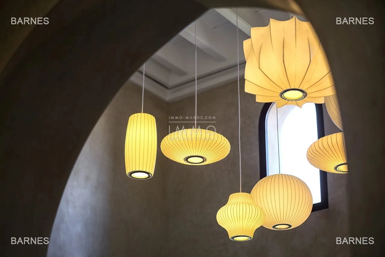 Villa 10 minutes from downtown on a plot of 15 000 m² including 1500 m² of built area ... on the ground floor , entrance hall with arabo -andalusian fountain, guest cloakroom , living room, movie...