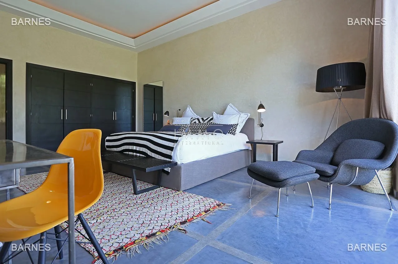 Villa 10 minutes from downtown on a plot of 15 000 m² including 1500 m² of built area ... on the ground floor , entrance hall with arabo -andalusian fountain, guest cloakroom , living room, movie...