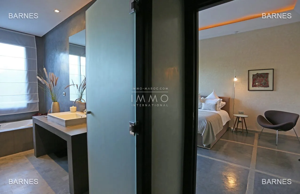 Villa 10 minutes from downtown on a plot of 15 000 m² including 1500 m² of built area ... on the ground floor , entrance hall with arabo -andalusian fountain, guest cloakroom , living room, movie...