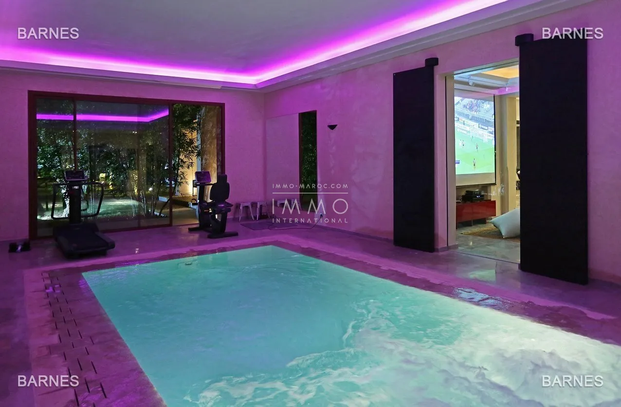 Villa 10 minutes from downtown on a plot of 15 000 m² including 1500 m² of built area ... on the ground floor , entrance hall with arabo -andalusian fountain, guest cloakroom , living room, movie...