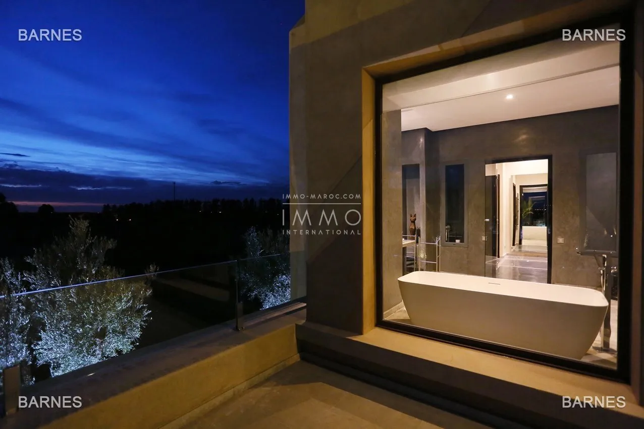 Villa 10 minutes from downtown on a plot of 15 000 m² including 1500 m² of built area ... on the ground floor , entrance hall with arabo -andalusian fountain, guest cloakroom , living room, movie...