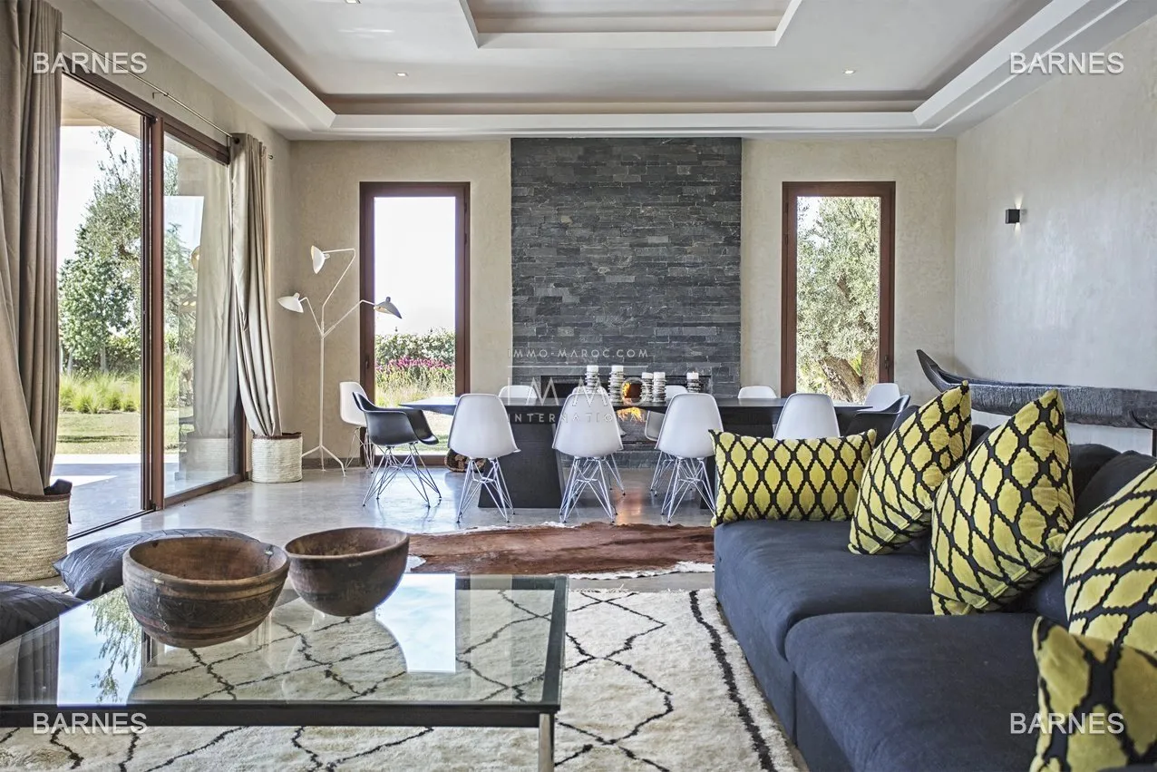 Villa 10 minutes from downtown on a plot of 15 000 m² including 1500 m² of built area ... on the ground floor , entrance hall with arabo -andalusian fountain, guest cloakroom , living room, movie...