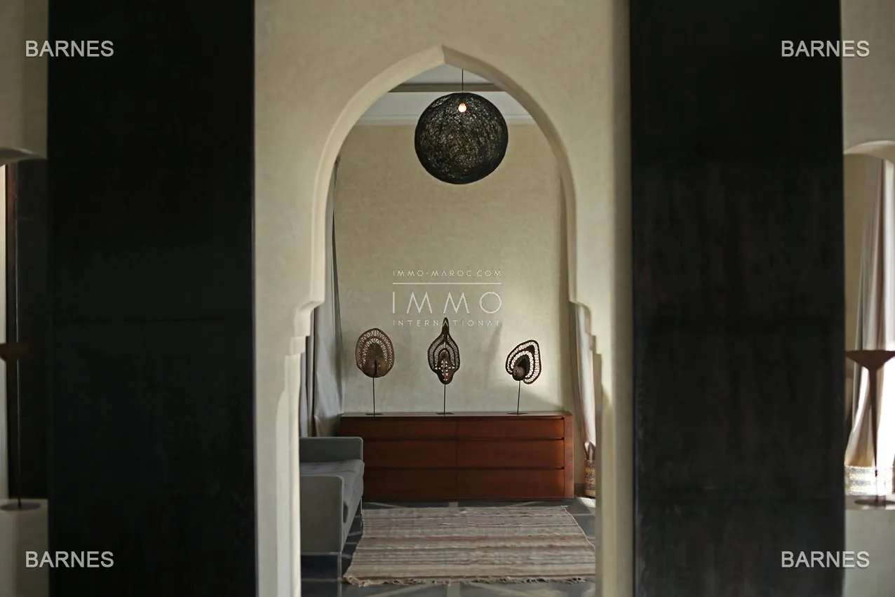 Villa 10 minutes from downtown on a plot of 15 000 m² including 1500 m² of built area ... on the ground floor , entrance hall with arabo -andalusian fountain, guest cloakroom , living room, movie...