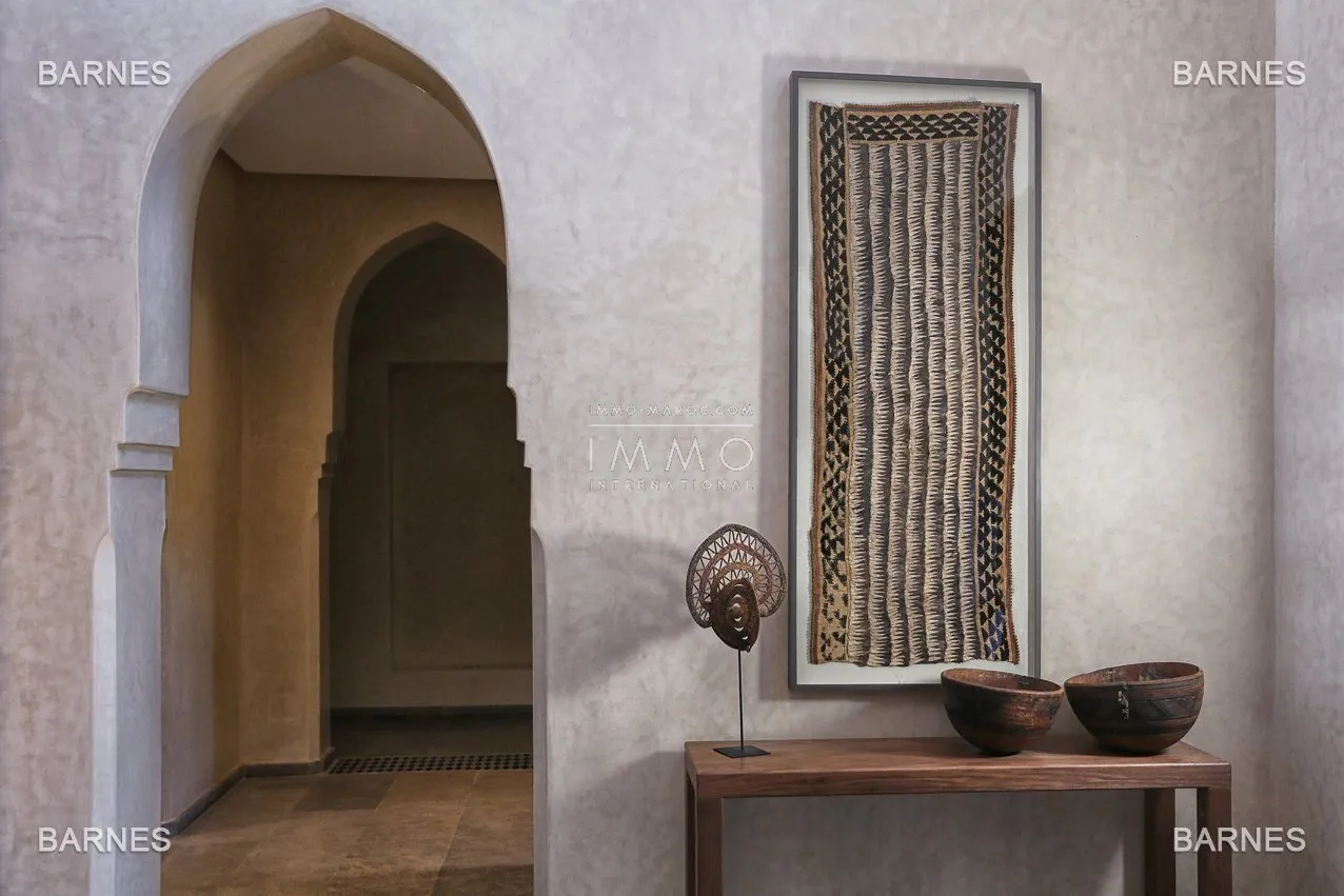 Villa 10 minutes from downtown on a plot of 15 000 m² including 1500 m² of built area ... on the ground floor , entrance hall with arabo -andalusian fountain, guest cloakroom , living room, movie...