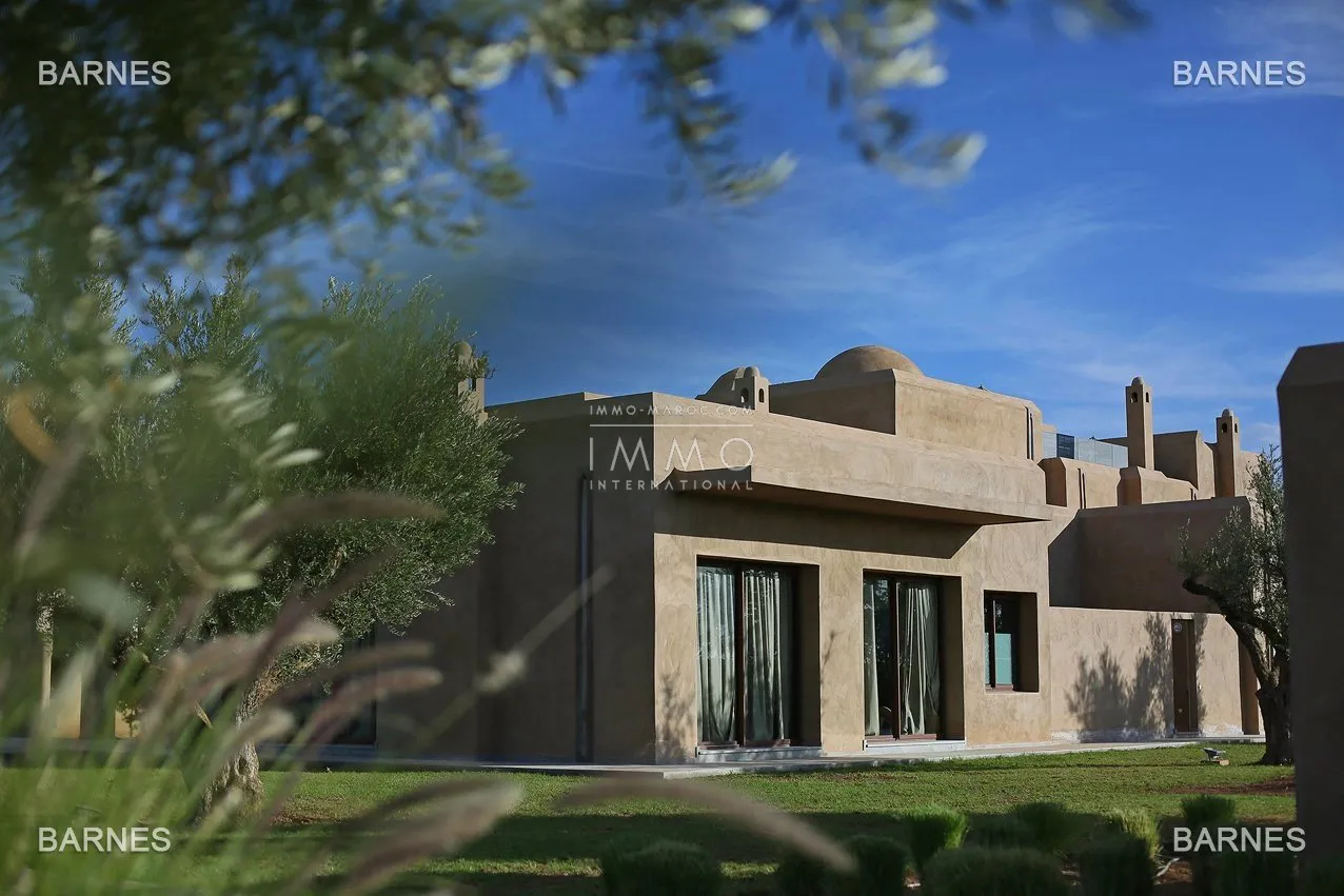 Villa 10 minutes from downtown on a plot of 15 000 m² including 1500 m² of built area ... on the ground floor , entrance hall with arabo -andalusian fountain, guest cloakroom , living room, movie...