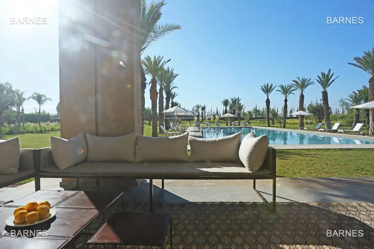 Villa 10 minutes from downtown on a plot of 15 000 m² including 1500 m² of built area ... on the ground floor , entrance hall with arabo -andalusian fountain, guest cloakroom , living room, movie...