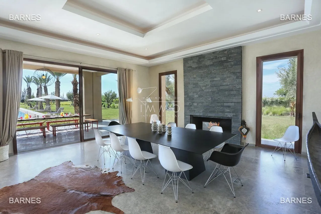 Villa 10 minutes from downtown on a plot of 15 000 m² including 1500 m² of built area ... on the ground floor , entrance hall with arabo -andalusian fountain, guest cloakroom , living room, movie...