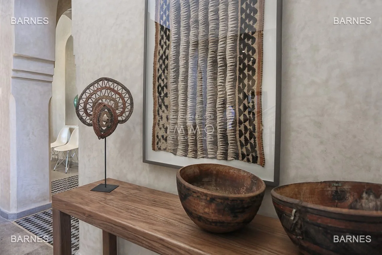 Villa 10 minutes from downtown on a plot of 15 000 m² including 1500 m² of built area ... on the ground floor , entrance hall with arabo -andalusian fountain, guest cloakroom , living room, movie...