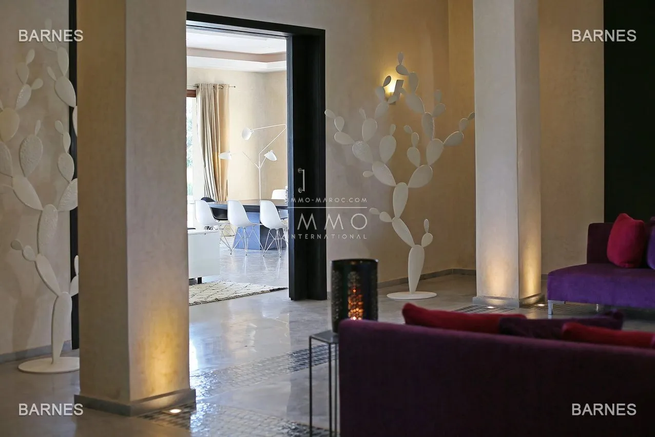 Villa 10 minutes from downtown on a plot of 15 000 m² including 1500 m² of built area ... on the ground floor , entrance hall with arabo -andalusian fountain, guest cloakroom , living room, movie...