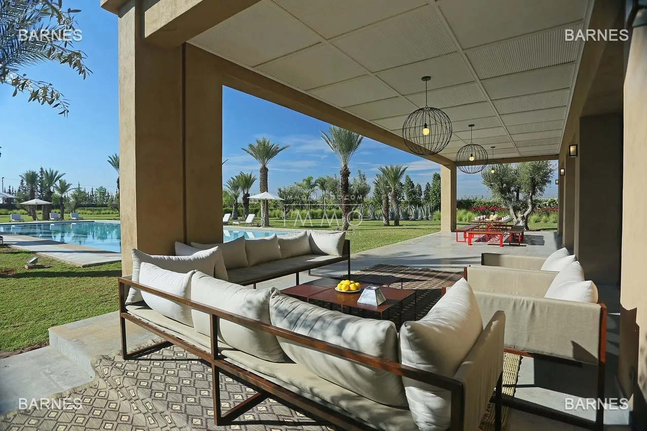 Villa 10 minutes from downtown on a plot of 15 000 m² including 1500 m² of built area ... on the ground floor , entrance hall with arabo -andalusian fountain, guest cloakroom , living room, movie...