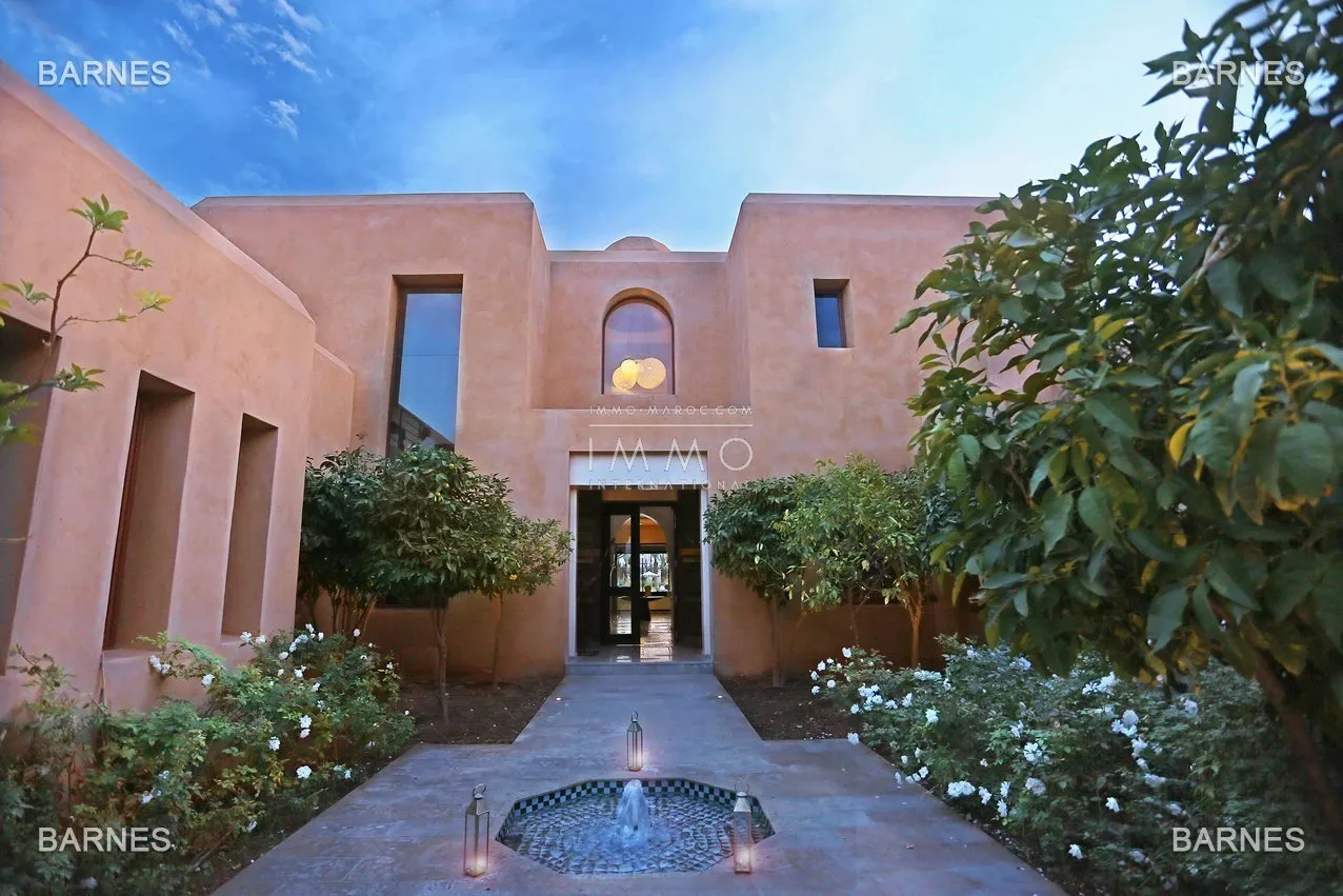 Villa 10 minutes from downtown on a plot of 15 000 m² including 1500 m² of built area ... on the ground floor , entrance hall with arabo -andalusian fountain, guest cloakroom , living room, movie...